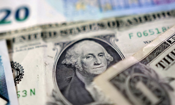 Dollar slips against dong on black market