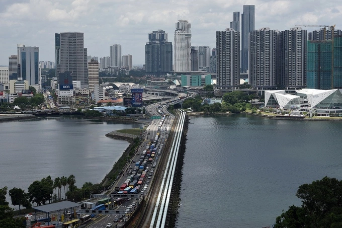 Vehicles form a long queue to enter Woodlands checkpoint in Singapore on March 17, 2020 from across the causeway of the southern Malaysian state of Johor. Photo by AFP