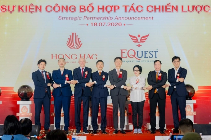 Representatives of Phu My Hung, EQuest, and partner organizations at the strategic partnership signing ceremony and the launch of the second show home on July 18. Photo courtesy of Phu My Hung
