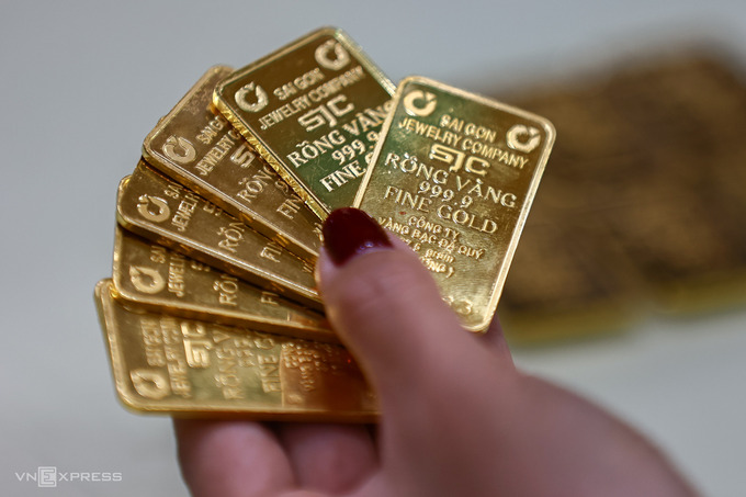 A person holds gold bars at a store in Ho Chi Minh City. Photo by VnExpress/Quynh Tran