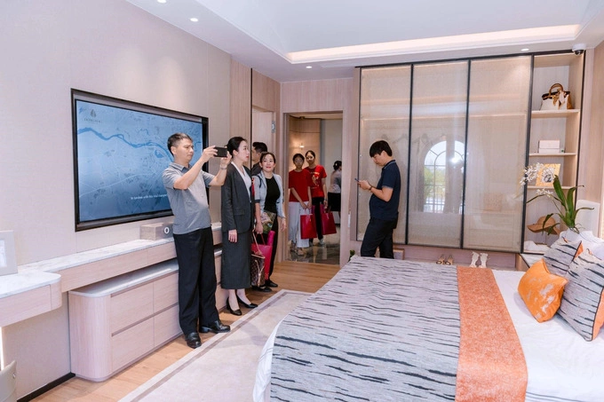 Visitors tour the second show home, designed in a Japanese Zen style. Photo courtesy of Phu My Hung