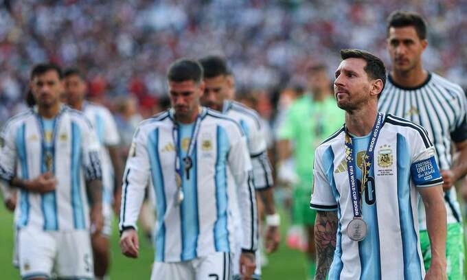Argentina criticized for turning away when Spain lift World Cup trophy