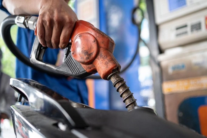 An employee refills a motorbike at a fuel station in Hanoi in May 2026. Photo by VnExpress/Hoang Giang