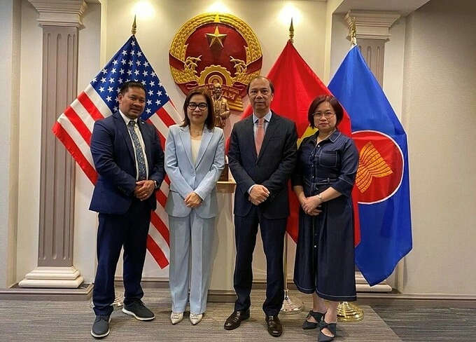 Minh Ngo (L, 2nd) and Nguyen Quoc Dung (R, 2nd), Ambassador Extraordinary and Plenipotentiary of Vietnam to the United States. Photo courtesy of Citi