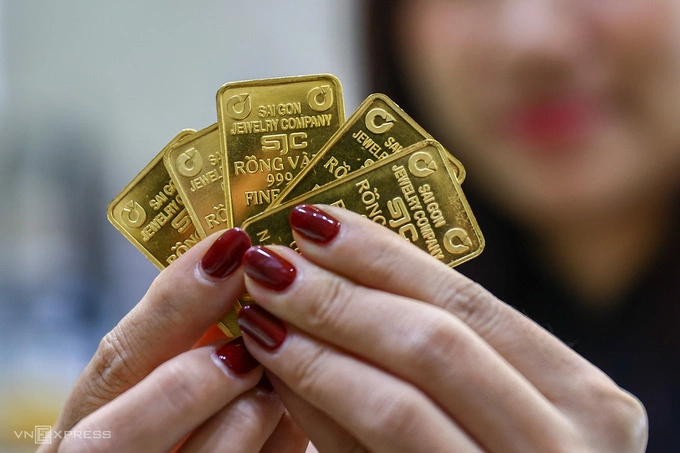 Gold prices rebound after morning drop 1 A person holds gold bars at a store in Ho Chi Minh City, Vietnam. Photo by VnExpress/Quynh Tran