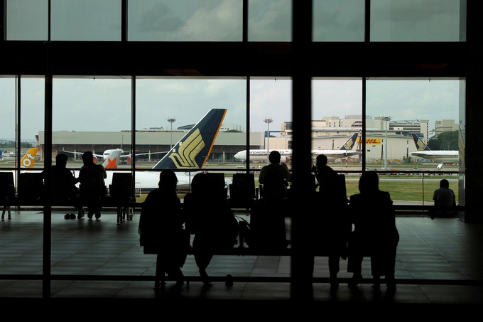 People look at a Singapore Airlines plane at a viewing gallery of the Changi Airport in Singapore, October 12, 2020. Photo by Reuters
