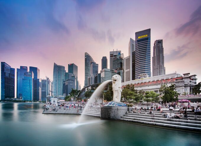 Singapores skyline featuring the Merlion fountain. Photo from Pexels
