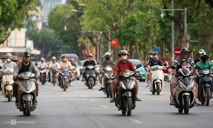 Hanoi to support low-income residents in replacing high-emission motorbikes