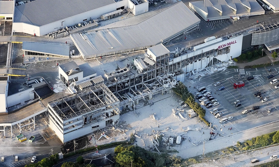 Dozens feared trapped in quake-hit Japan mall