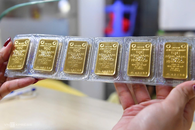 Gold prices recover from morning drop 1 Gold bars at a store in Ho Chi Minh City. Photo by VnExpress/Thanh Tung