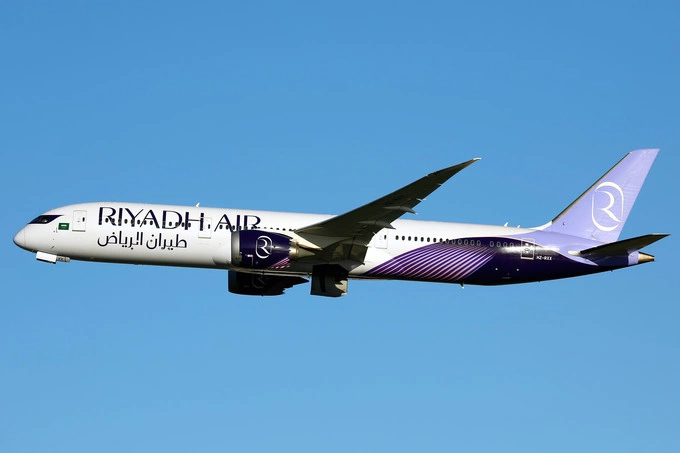2026 年 1 月 4 日,利雅得航空波音 787-9 梦想客机飞越伦敦希思罗机场。照片由 Colin Cooke 拍摄(CC BY-SA 4.0)