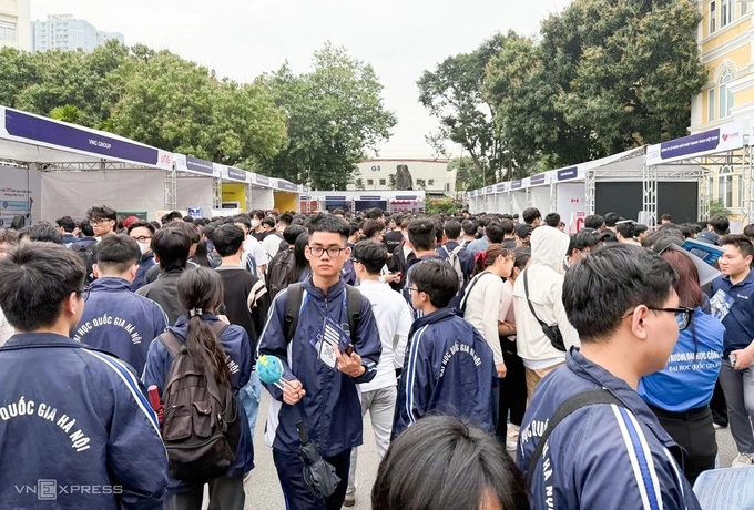 Students at a job festival in Hanoi on March 21, 2026. Photo by Duong Tam