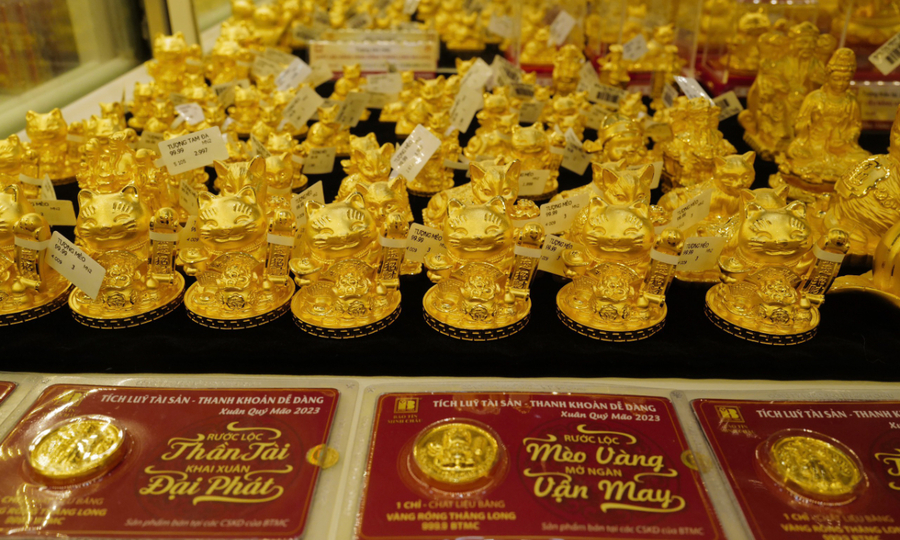 Gold prices gain