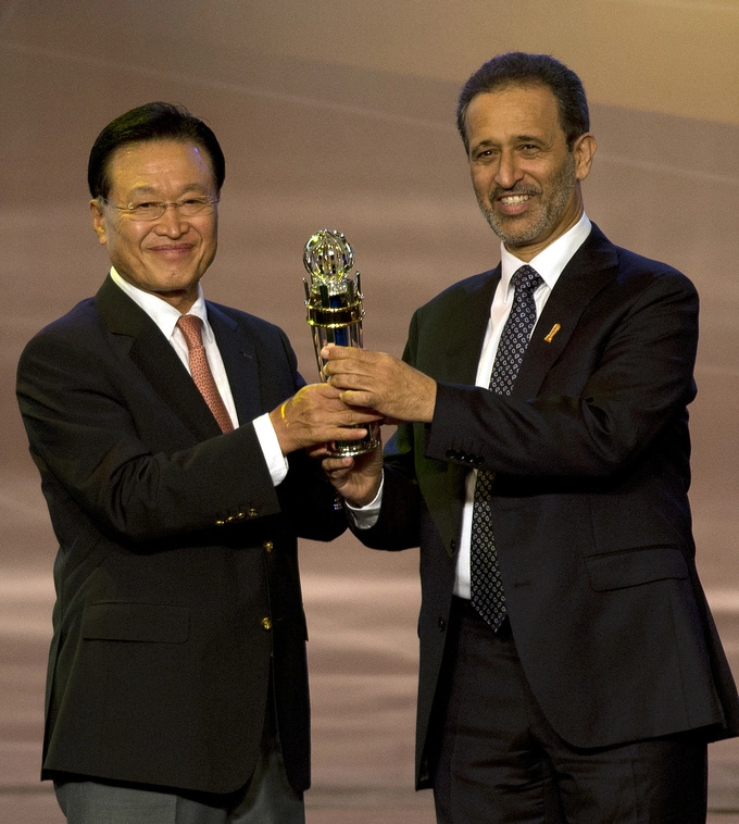 Former president of the Korean Football Association, Cho Chung-yun (L), receives the AFC Mens Team of the Year award at the ceremony in Kuala Lumpur, Malaysia, on Nov. 29, 2012. Photo by AFP