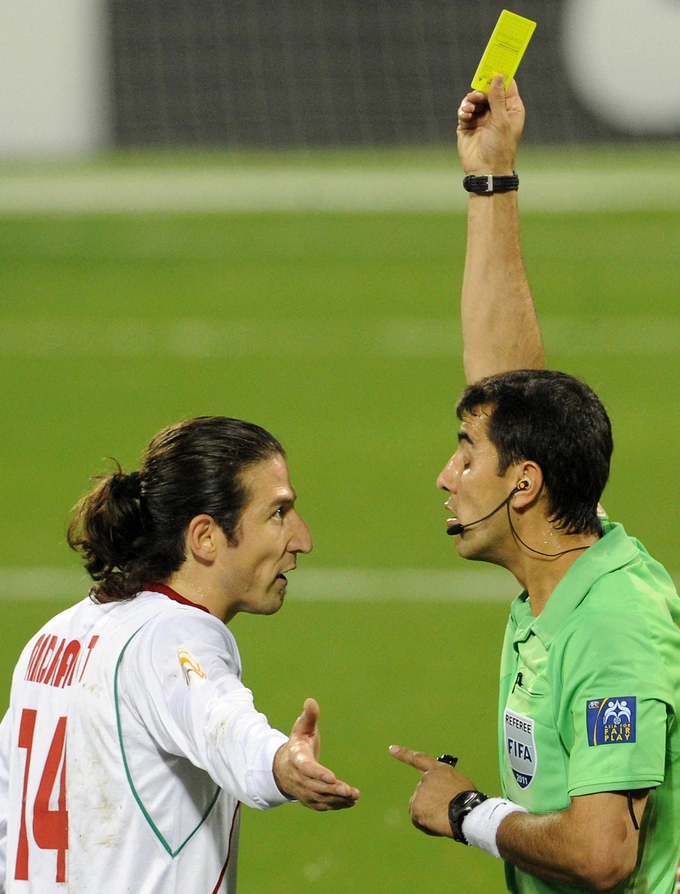 Referee Ravshan Irmatov (R) shows a yellow card to midfielder Andranik Teymourian during South Koreas victory over Iran in the 2011 Asian Cup quarterfinals in Doha, Qatar. Photo by AFP