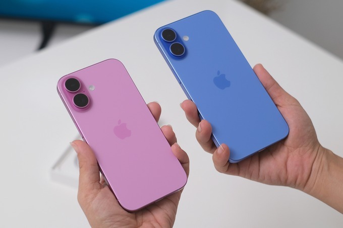 Apples iPhone 16 (L) and 16 Plus. Photo by VnExpress/Tuan Hung