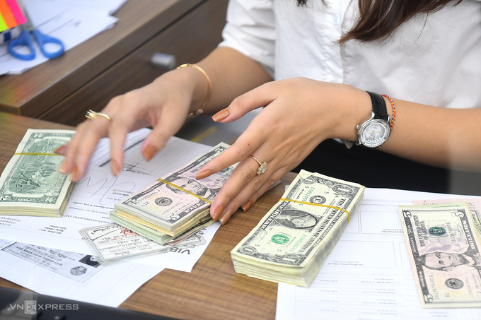 Dollar gains over dong 1 An employee counts U.S. banknotes at a bank in Hanoi. Photo by VnExpress/Giang Huy