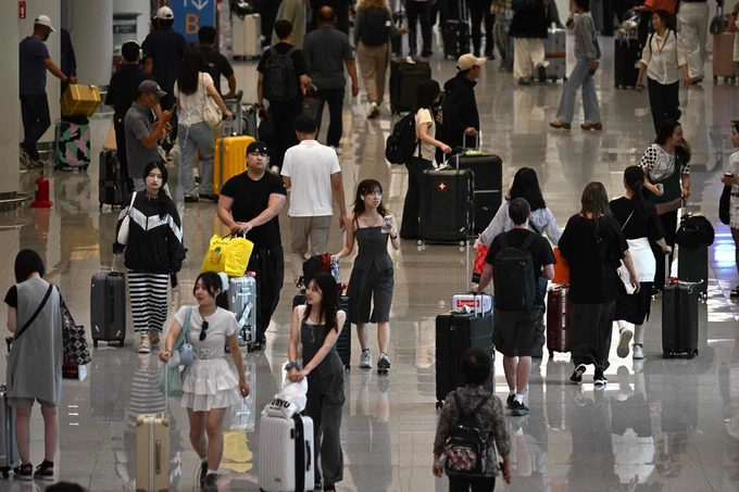 Passengers at Incheon International Airport, South Korea. Photo by AFP