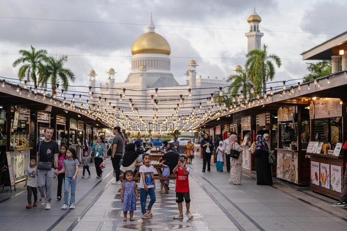 A market near the Sultan Omar Ali Saifuddien Mosque in Brunei. Photo by AFP