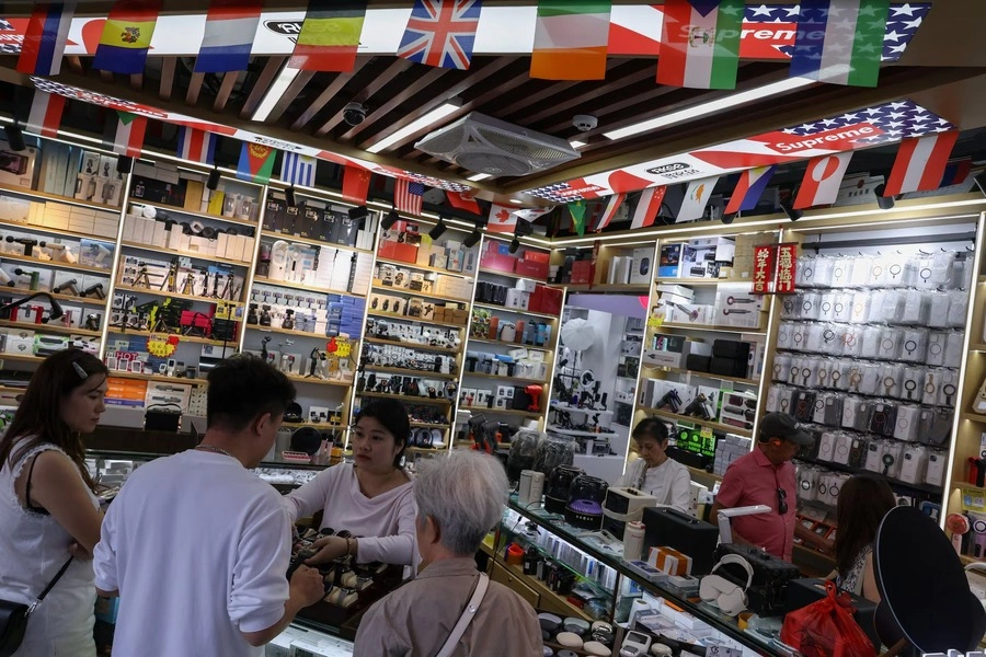 How Migrants From Guangdong Built Shenzhen's Massive Huaqiangbei Electronics Hub
