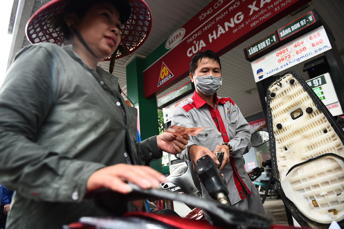 An employee refills a motorbike at a fuel station in HCMC. Photo by VnExpress/Thanh Tung