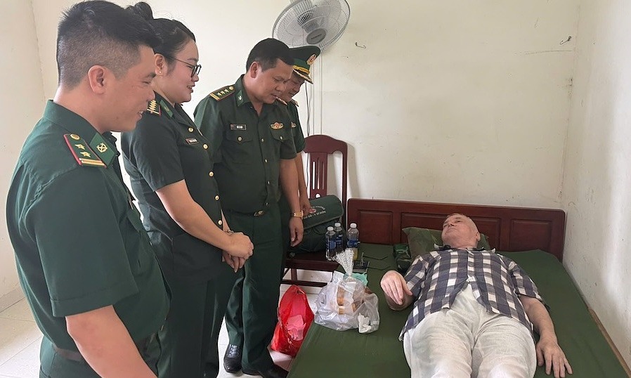 American tourist saved from possible stroke at Vietnam border gate