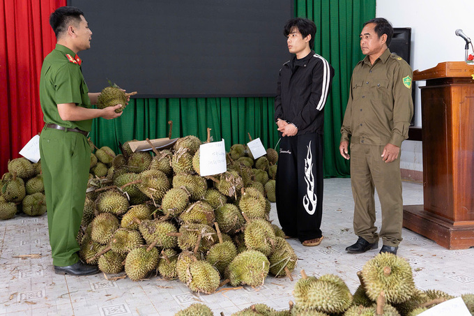 Tang Ngoc Hien at the police station with the stolen durians. Photo by VnExpress/Ngoc Oanh