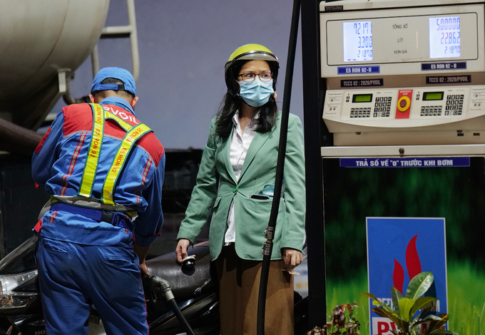 A customer waits for a refill at a fuel station in Hanoi, November 2022. Photo by VnExpress/Ngoc Thanh