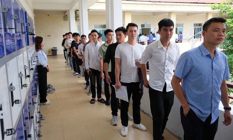 Vietnamese Workers' Overseas Job Costs Decline, Government Aims for Further Reductions