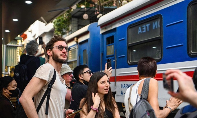 Foreign tourists at Hanoi Train Street, March 2025. Photo by VnExpress/Anh Chinh