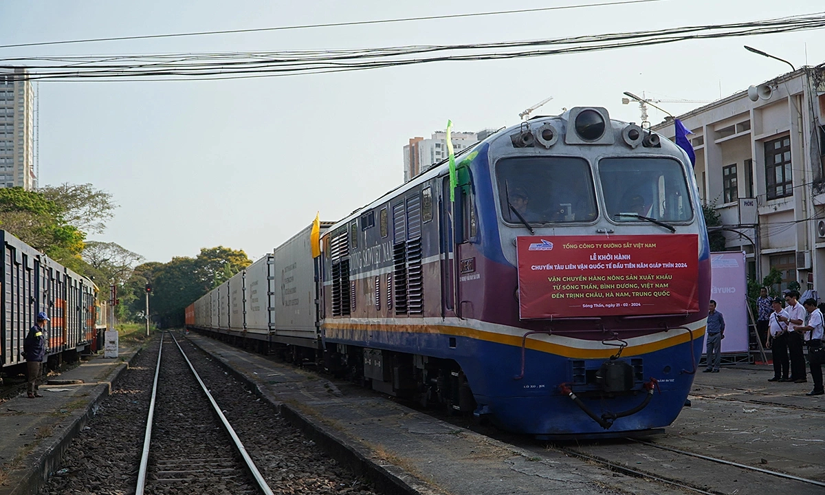 A freight train on its way from Song Than station in Binh Duong Province to China, Feb. 21, 2024. Photo by VnExpress/Ha Giang