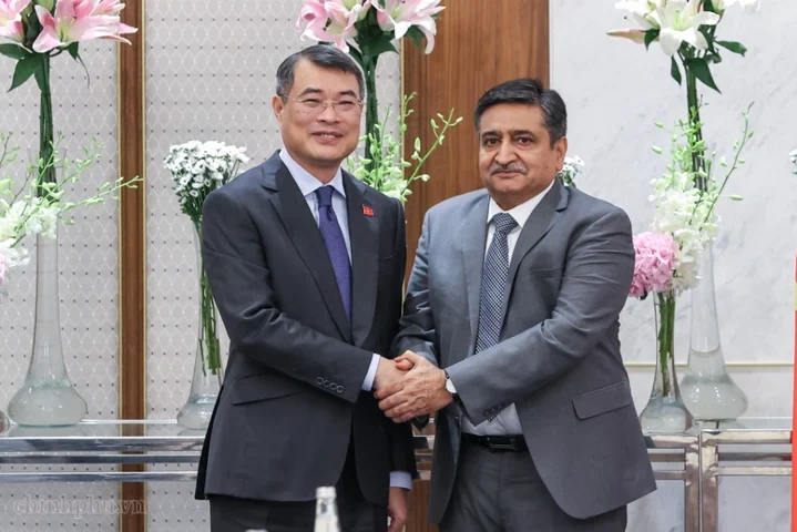 Prime Minister Le Minh Hung (left) receives with ACME Vice Chairman Sanjay Dhawan. Photo by chinhphu.vn