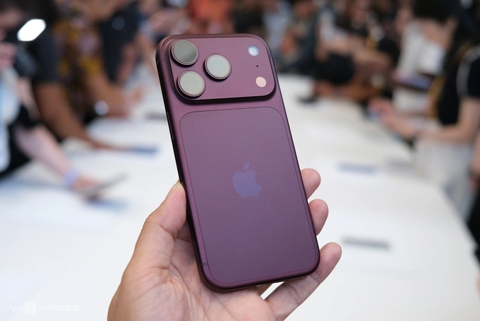 Apples iPhone 18 in burgundy color. Photo by VnExpress/Tuan Hung