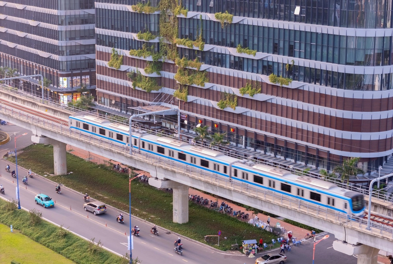 A train of HCMCs metro line No.1 moves on elevated tracks in 2024. Photo by VnExpress/Quynh Tran