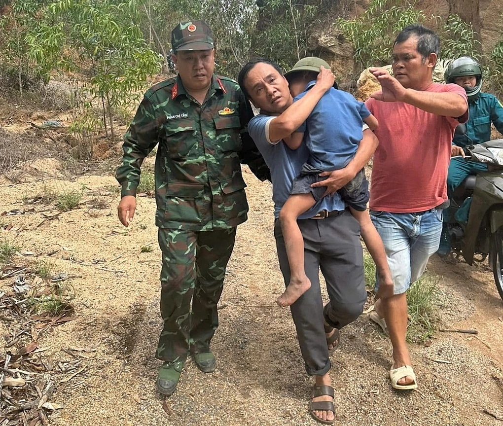 Authorities help carry the boy down the mountain. Photo by police
