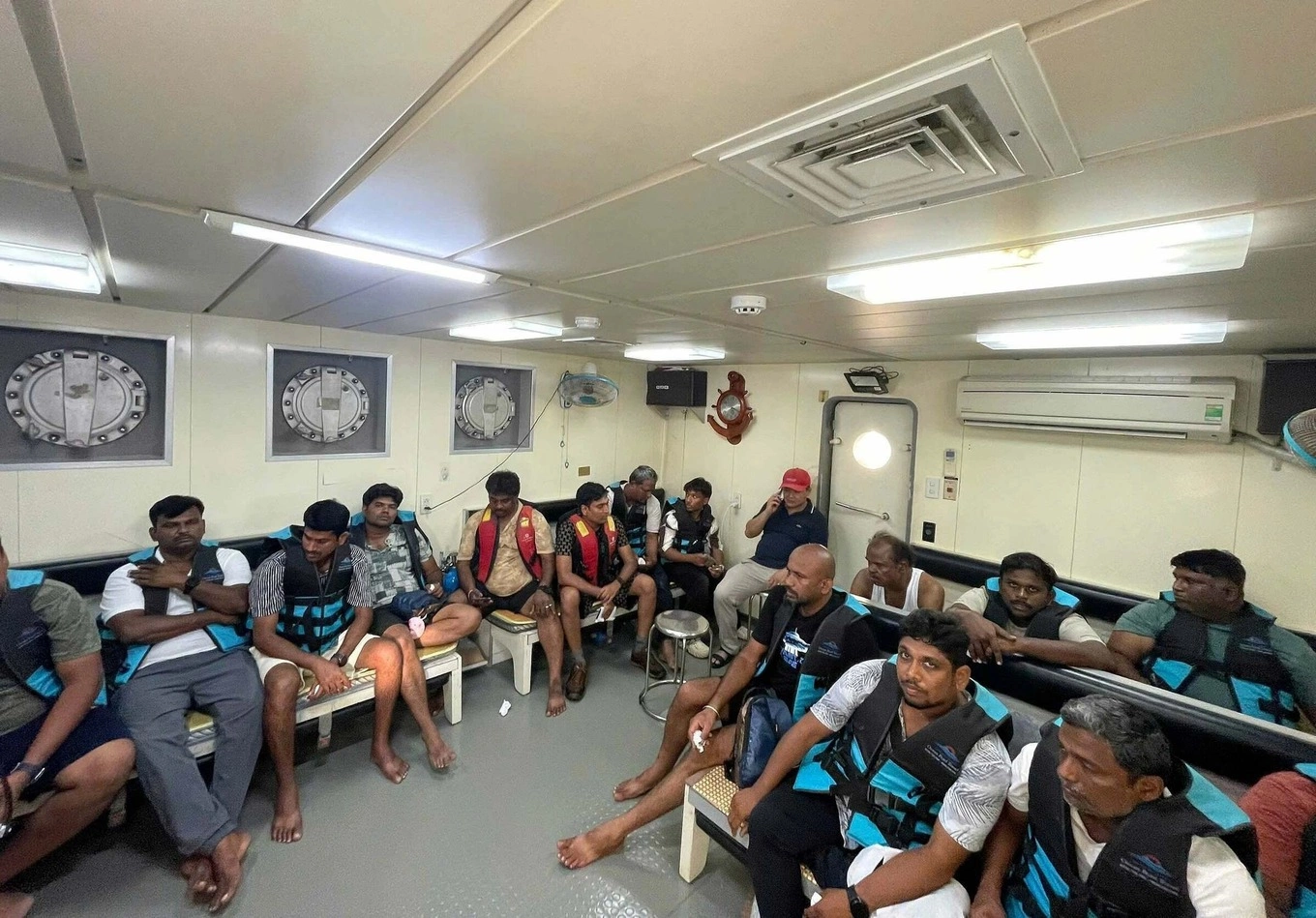 A group of Indian tourists is rescued by tour boats, July 11, 2026. Photo by Minh Tam
