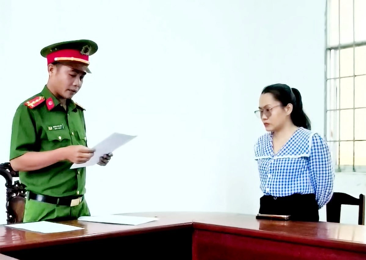 Phan Vo Kieu Truc Linh (R), a tour operator employee in Phu Quoc, is at a police station. Photo by Tien Tam