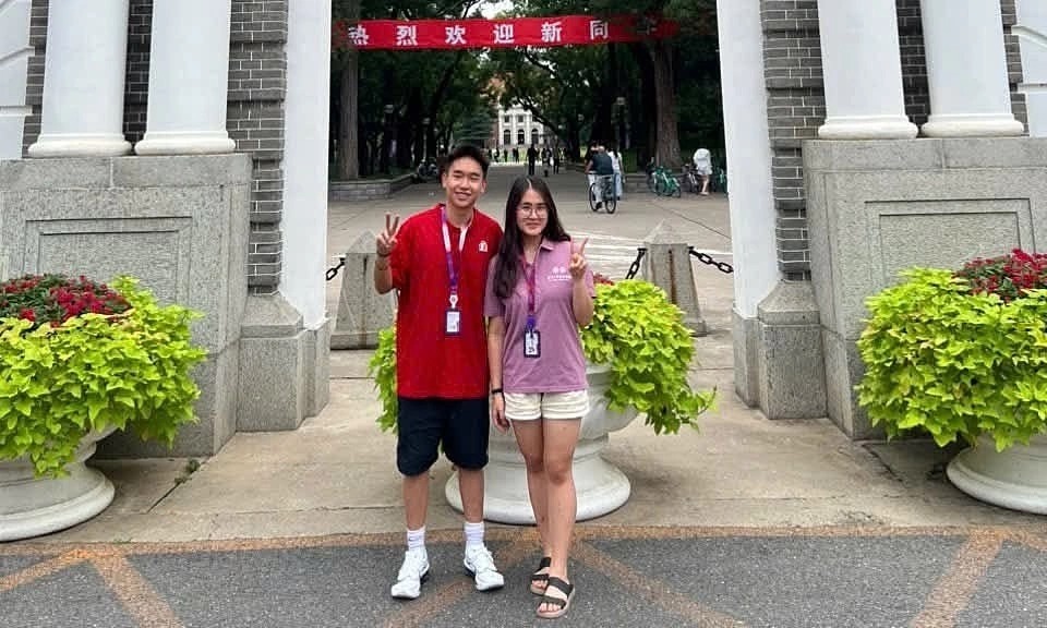 Nguyen Khoa Vu and his sister, Nguyen Vu Tue Giang, at Tsinghua University in September 2026. Photo courtesy of Vu and Giang