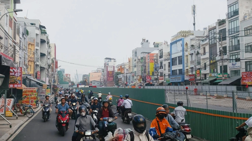 Two lanes on Cach Mang Thang Tam Street in Nhieu Loc Ward are fenced off for metro construction on Sept. 15, 2026. Photo by VnExpress/Dinh Van