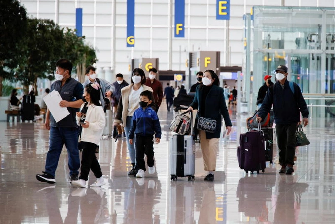 Passengers at Incheon International Airport in South Korea. Photo by Reuters