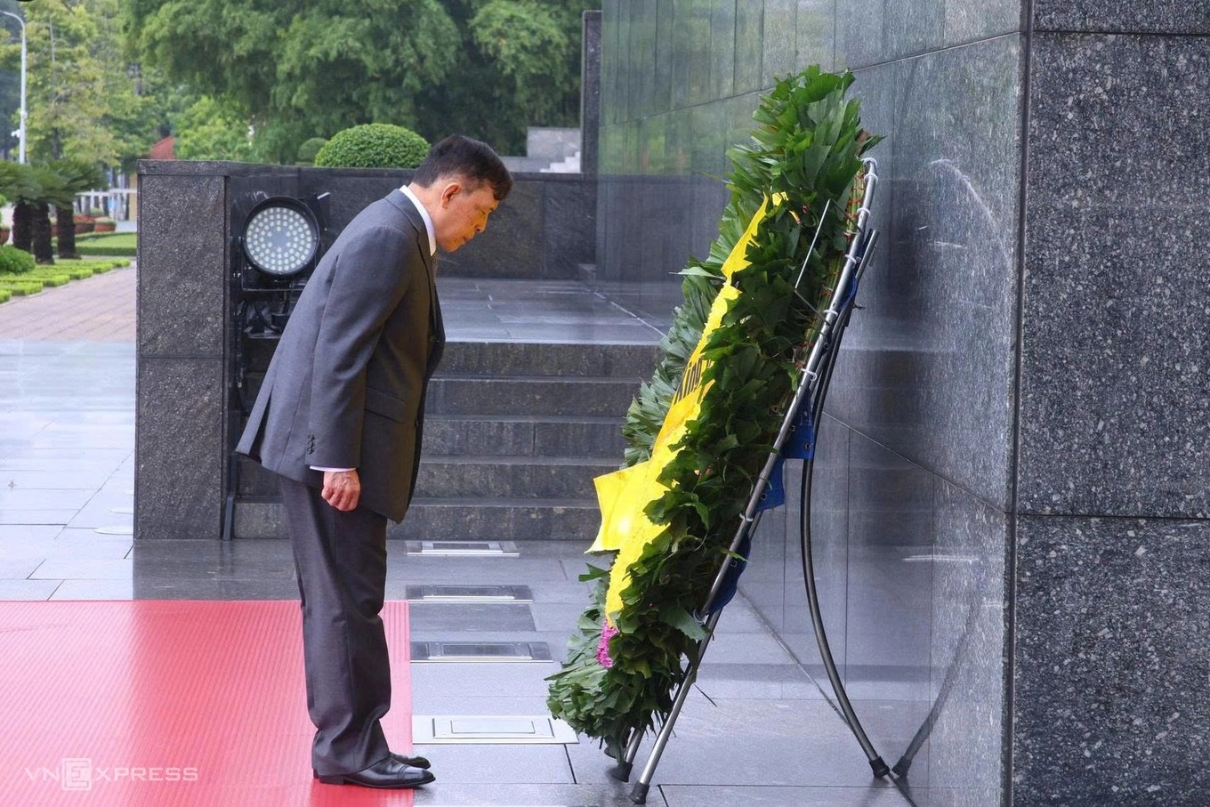 Thai King Maha Vajiralongkorn Phra Vajiraklaochaoyuhua lays a wreath in tribute to President Ho Chi Minh on the morning of Sept. 16. Photo by VnExpress/Giang Huy