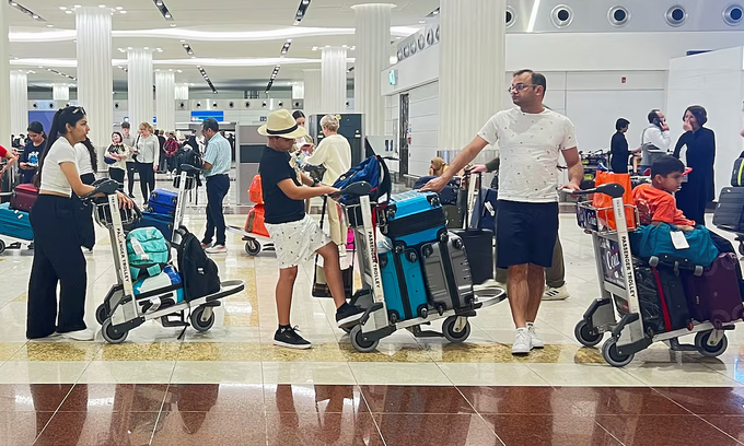 Emirati tourist updates passport in just 8 minutes at Dubai airport. Emirati tourist updates passport in just 8 minutes at Dubai airport.