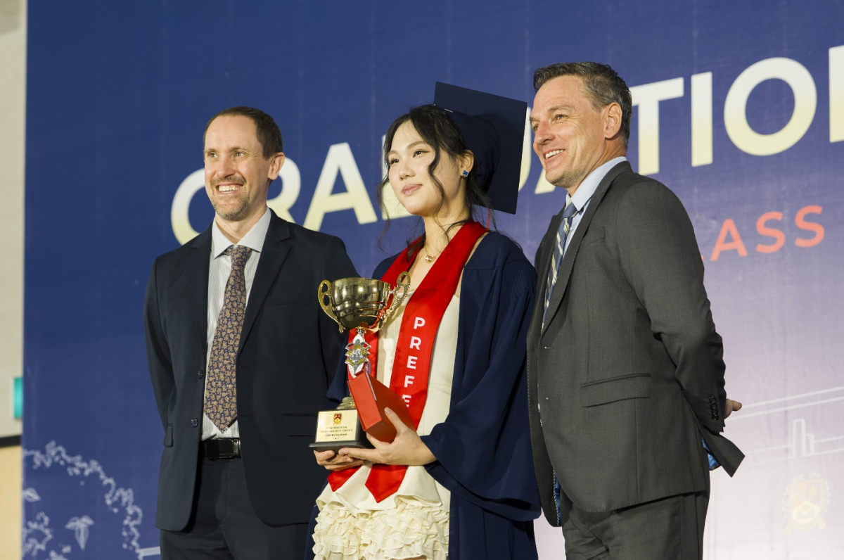 Pham Bui Gia Khanh (C) and Ryu Seojung achieved the maximum score of 45 points in the 2026 IB examinations. Photo courtesy of BIS Hanoi