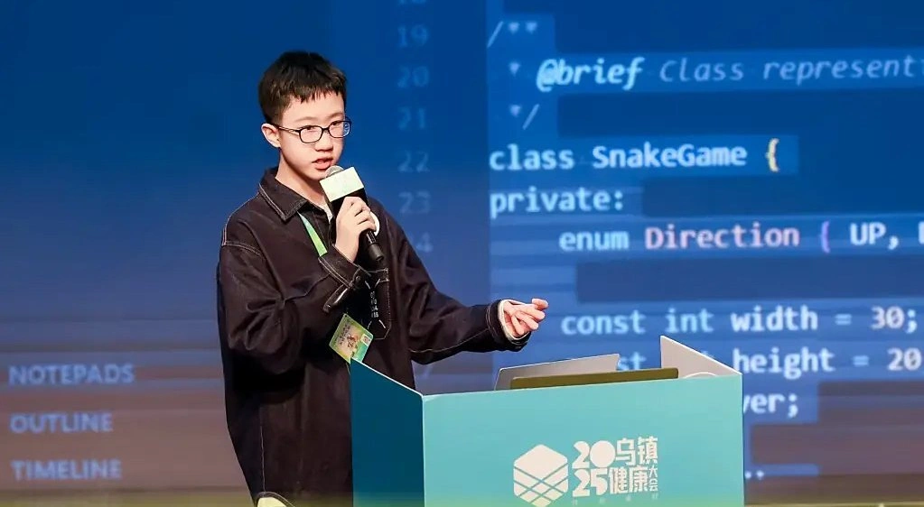 Yang Xizhe talks about programming at an event in 2025. Photo courtesy of Yang Xizhe website