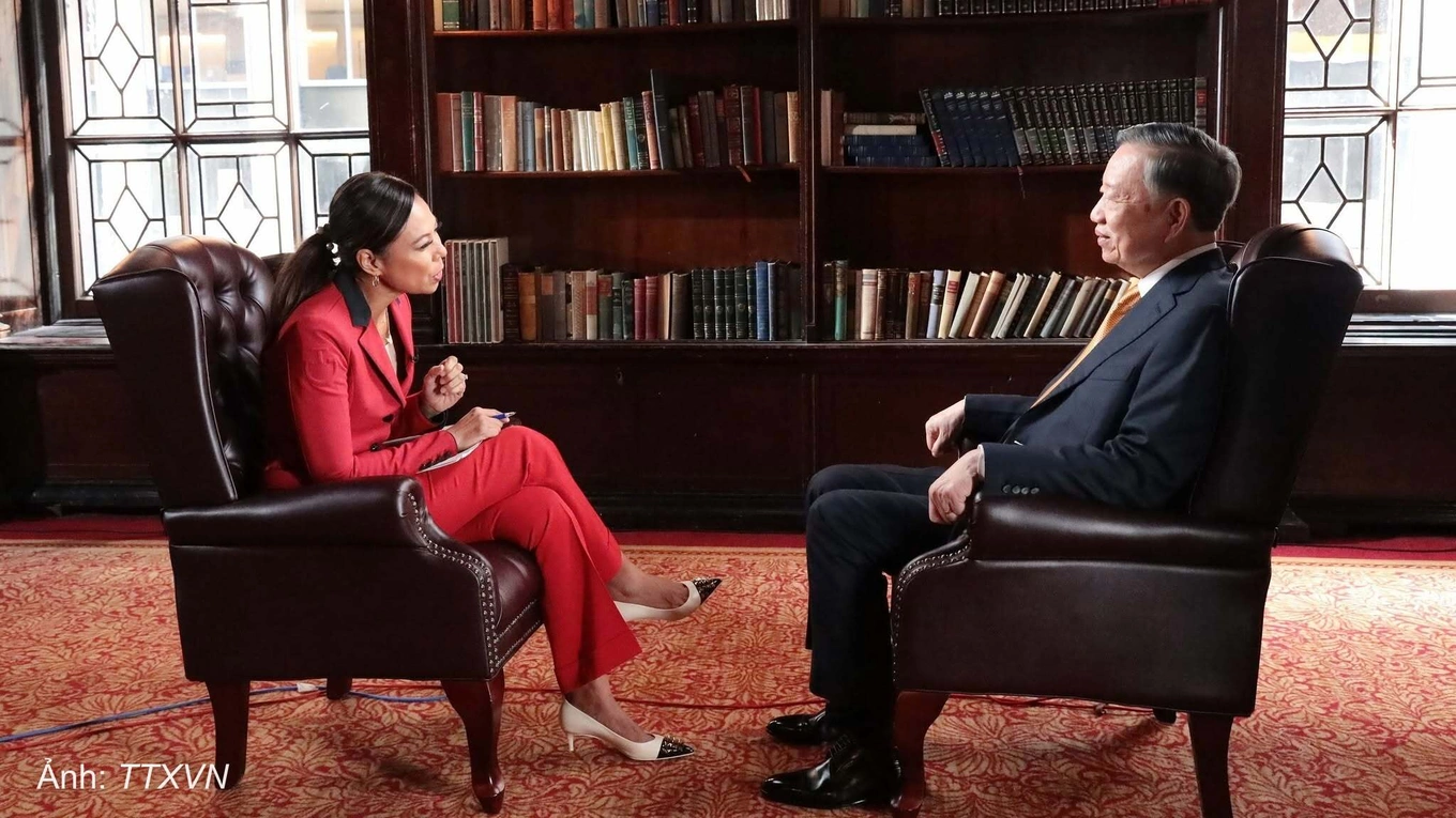 General Secretary of the Communist Party of Vietnam Central Committee and President To Lam (R) gives an interview to Bloomberg TV. Photo by VNA