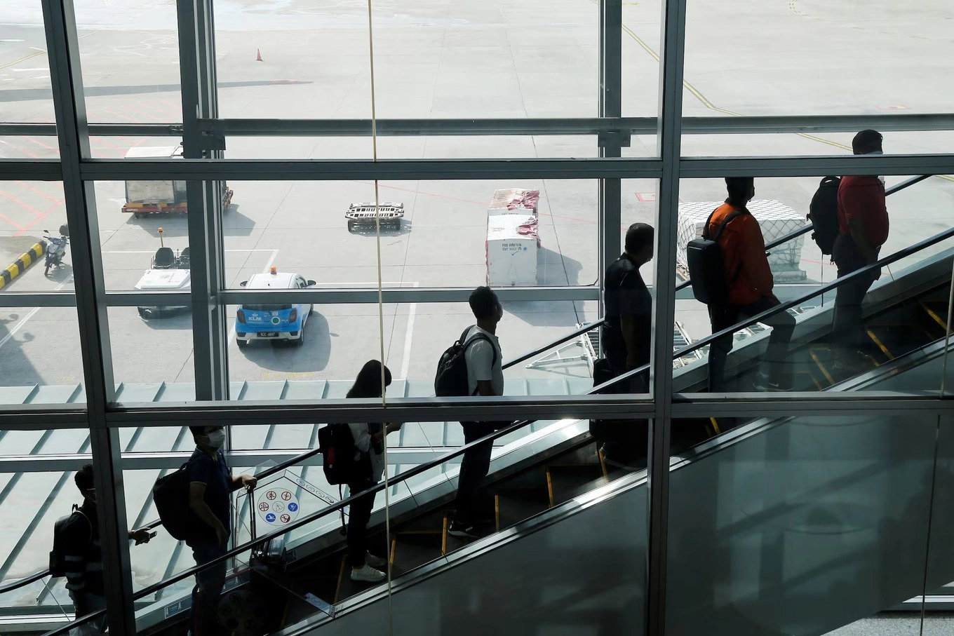 Travellers arrive at Kuala Lumpur International Airport (KLIA) in Sepang, Malaysia November 29, 2021. Photo by Reuters