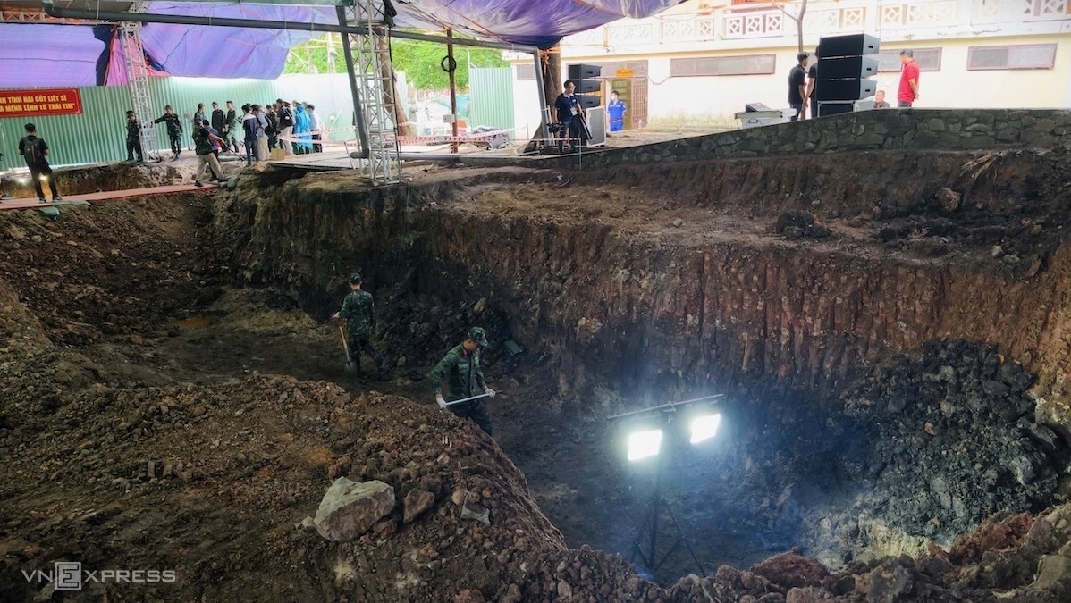 The recovery team found the remains of more than 100 war martyrs in this trench, about 30 m long, beside the history exhibition hall at Le Thi Rieng Park. Photo by Dinh Van