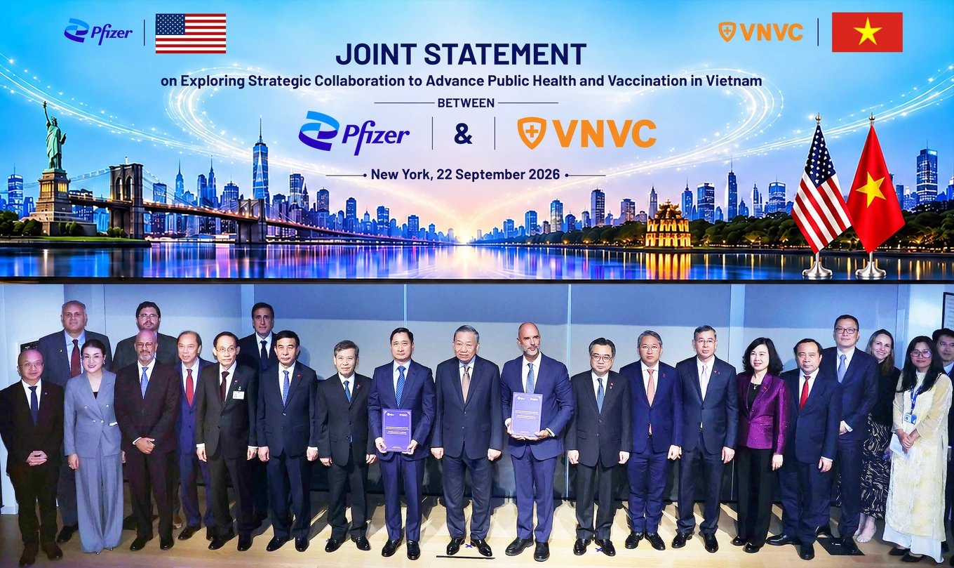 Vietnams Party General Secretary and President To Lam and the Vietnamese delegation witness the exchange of cooperation documents between Pfizer and VNVC. Photo courtesy of Vietnam News Agency