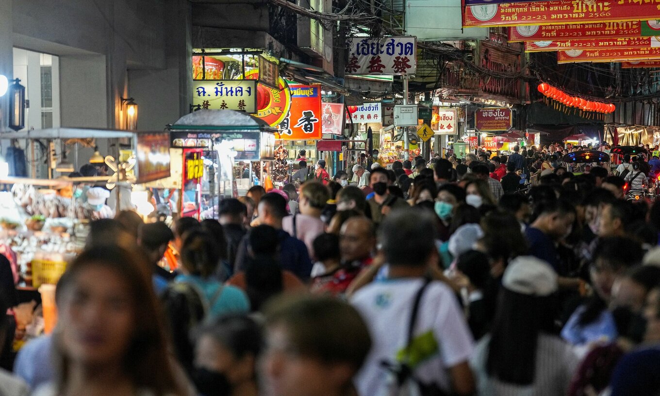 Tourists shop for street foods ahead of Lunar New Year celebrations in Bangkoks Chinatown, Thailand, Jan. 19, 2023. Photo by Reuters