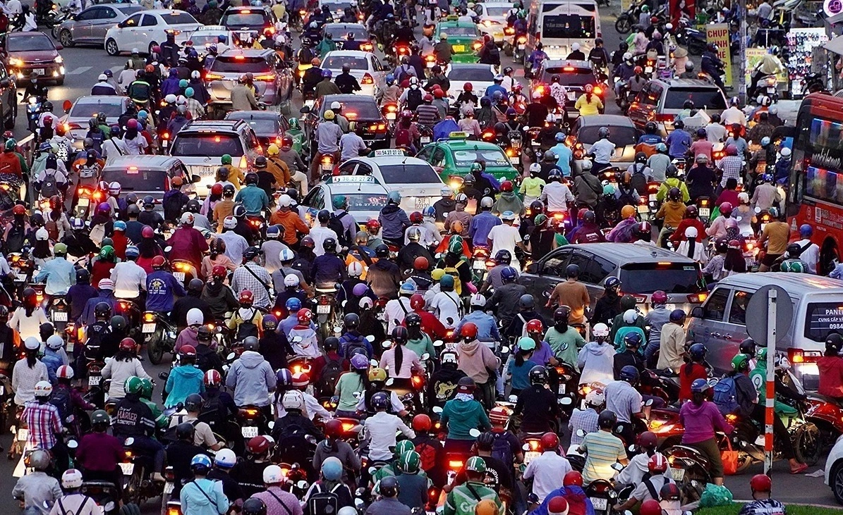 Vehicles back up at the Hang Xanh roundabout in Ho Chi Minh City. Photo by VnExpress/Gia Minh
